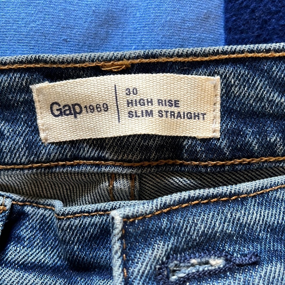 NWT! Gap Unisex size 30. High rise slim straight jeans